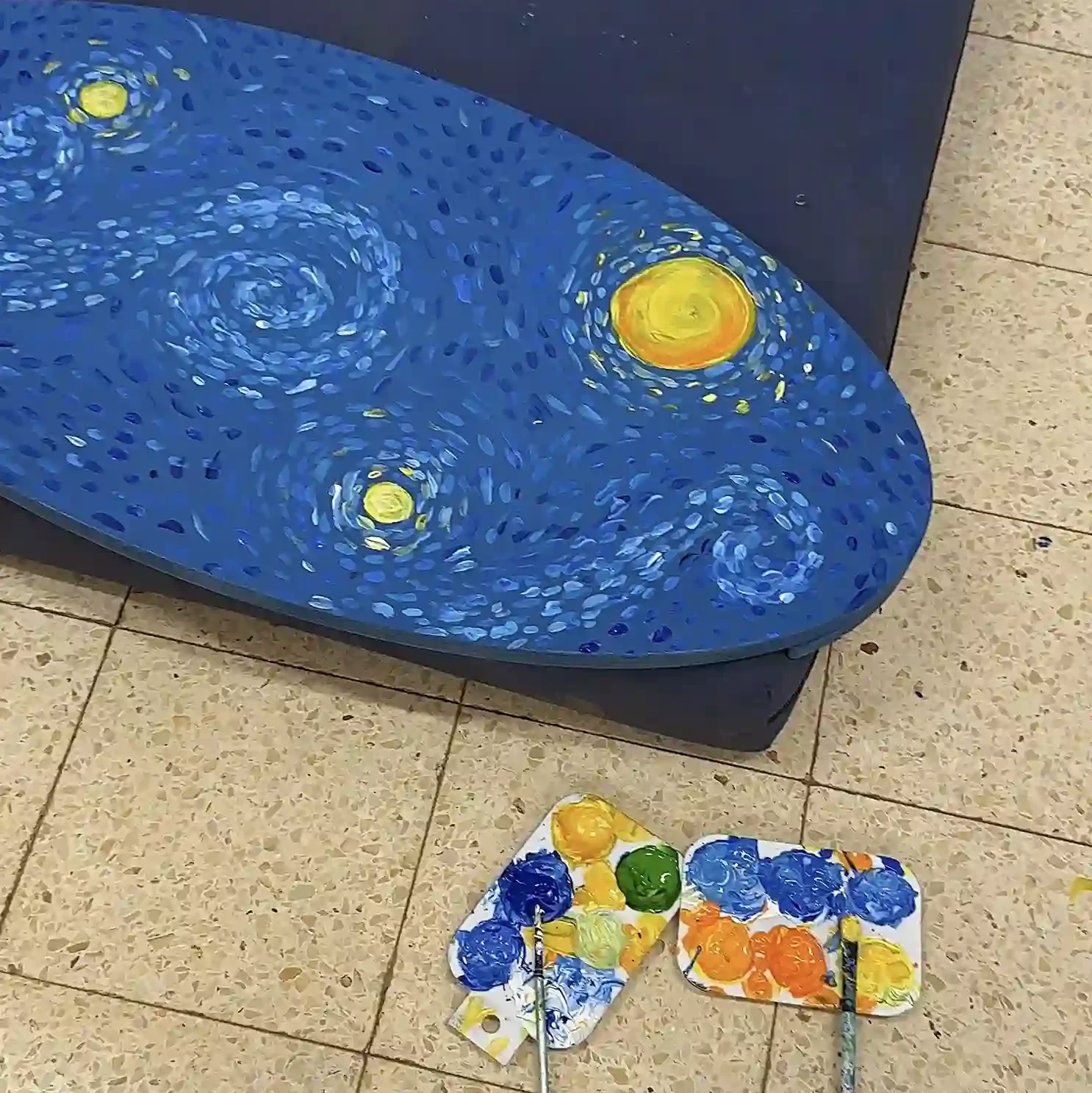 גלשן מעץ עם ציור עליו