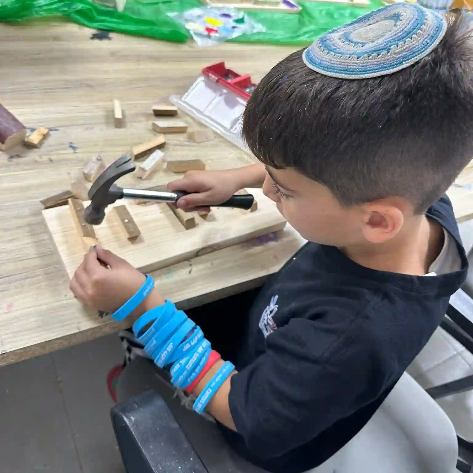 ילד עובד עם פטיש